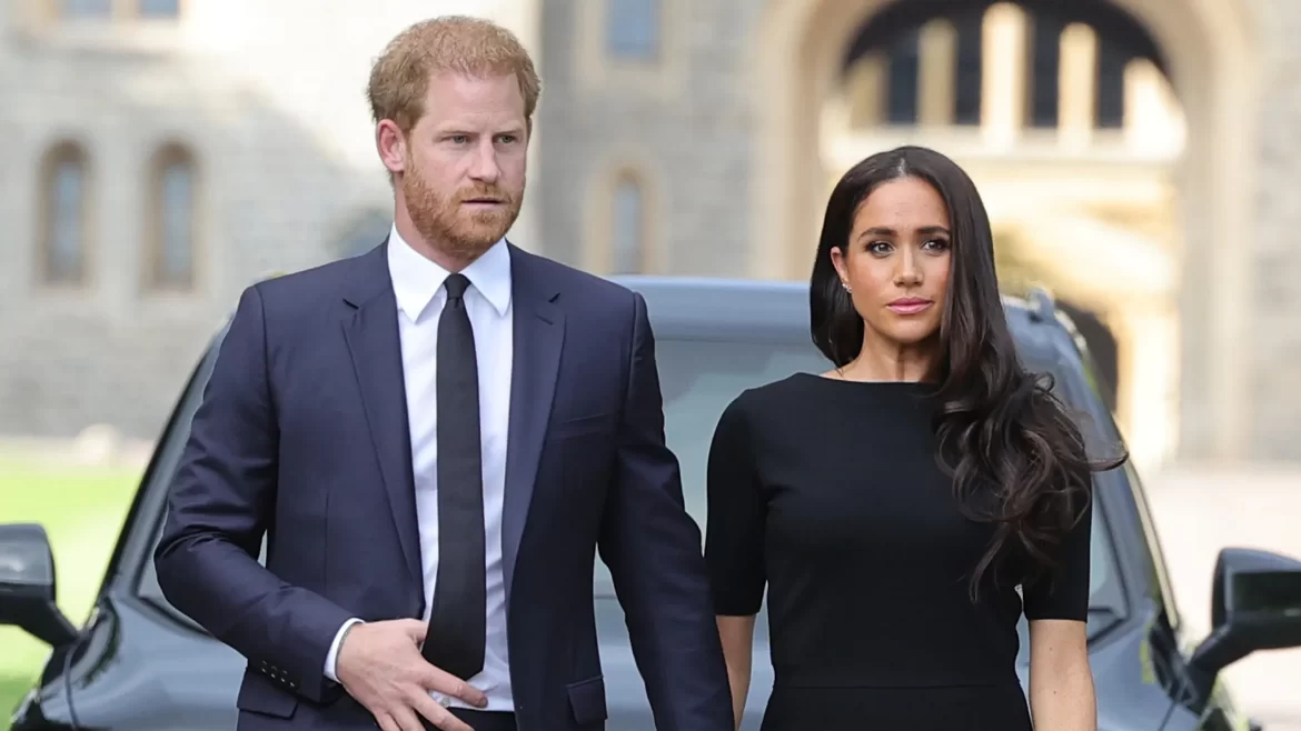 El príncipe Harry y Meghan Markle, en persecución.