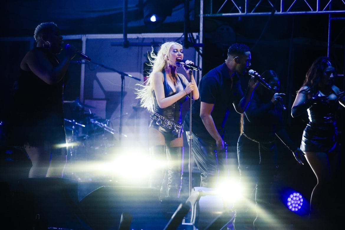 Christina Aguilera Brilla en su Debut en la Feria Nacional de San Marcos
