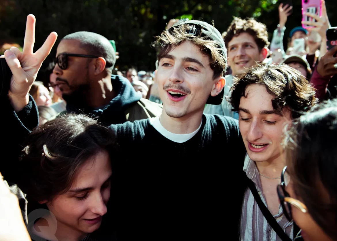 Timothée  Chalamet causa furor en concurso de dobles: ¡El original se une a la fiesta!