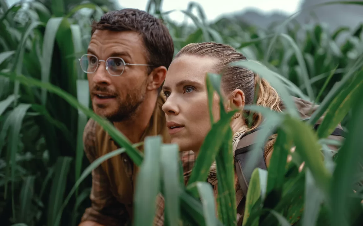 Scarlett Johansson y Jonathan Bailey canalizan el espíritu aventurero en la nueva imagen de 'Jurassic World: El Renacer'