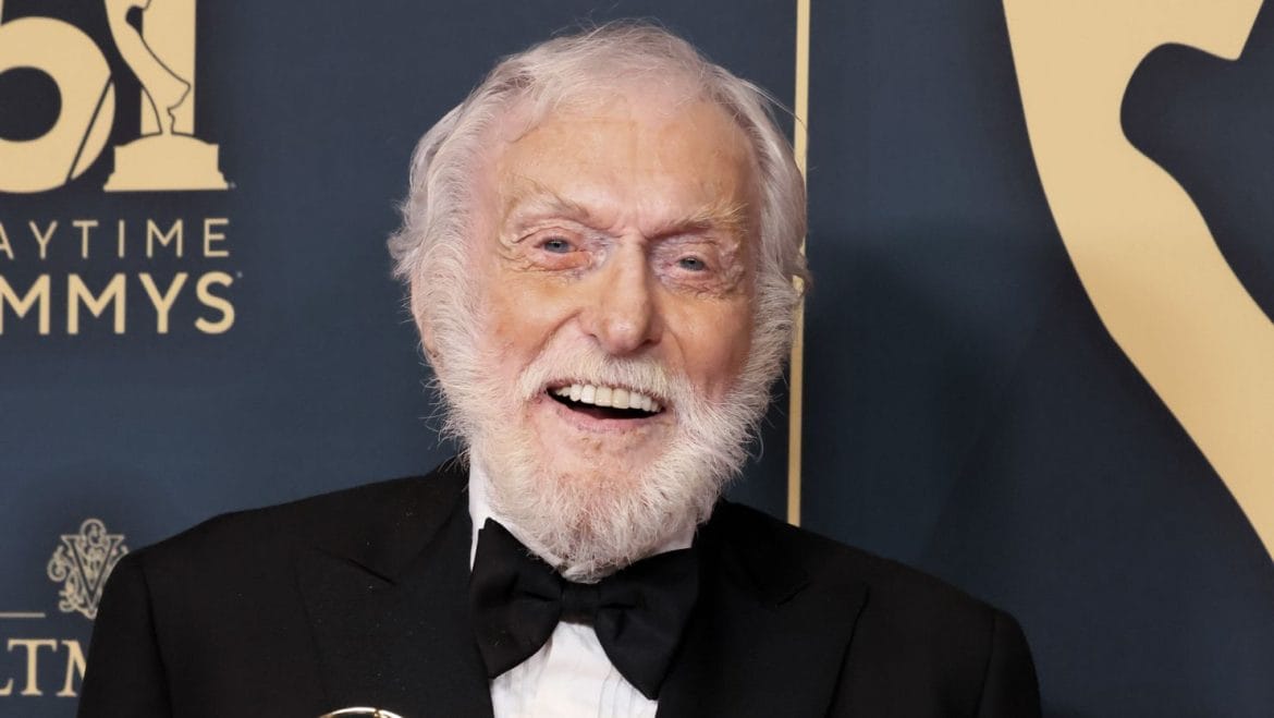 Dick Van Dyke bromea sobre su próximo cumpleaños número 100 y reflexiona sobre su legado en Hollywood
