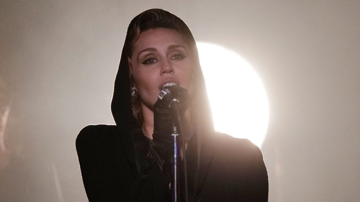 Miley Cyrus se integra al universo de Avatar con un poderoso tema original