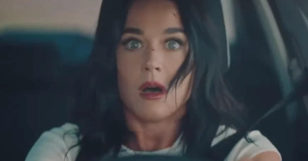 Katy Perry vuelve con “Bandaids” al estilo Destino Final