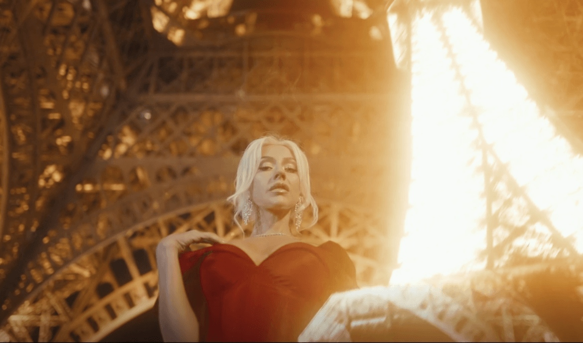 Christina Aguilera celebra la Navidad desde París con un adelanto de su nuevo especial