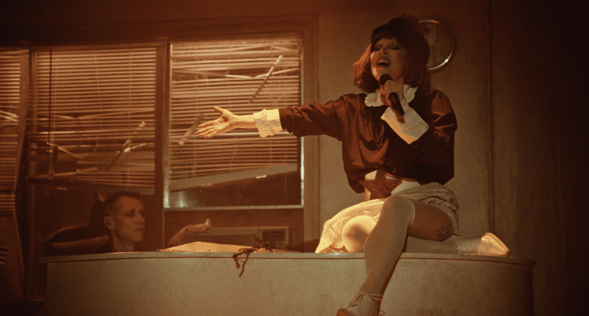 Lady Gaga transforma Harlequin en una experiencia navideña íntima y cinematográfica