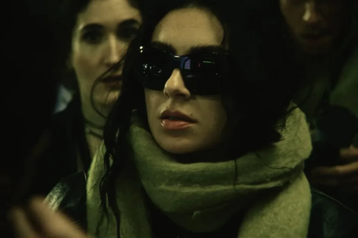 “The Moment”: Charli XCX vuelve al centro de la conversación con un mockumentary que expone la presión del pop moderno