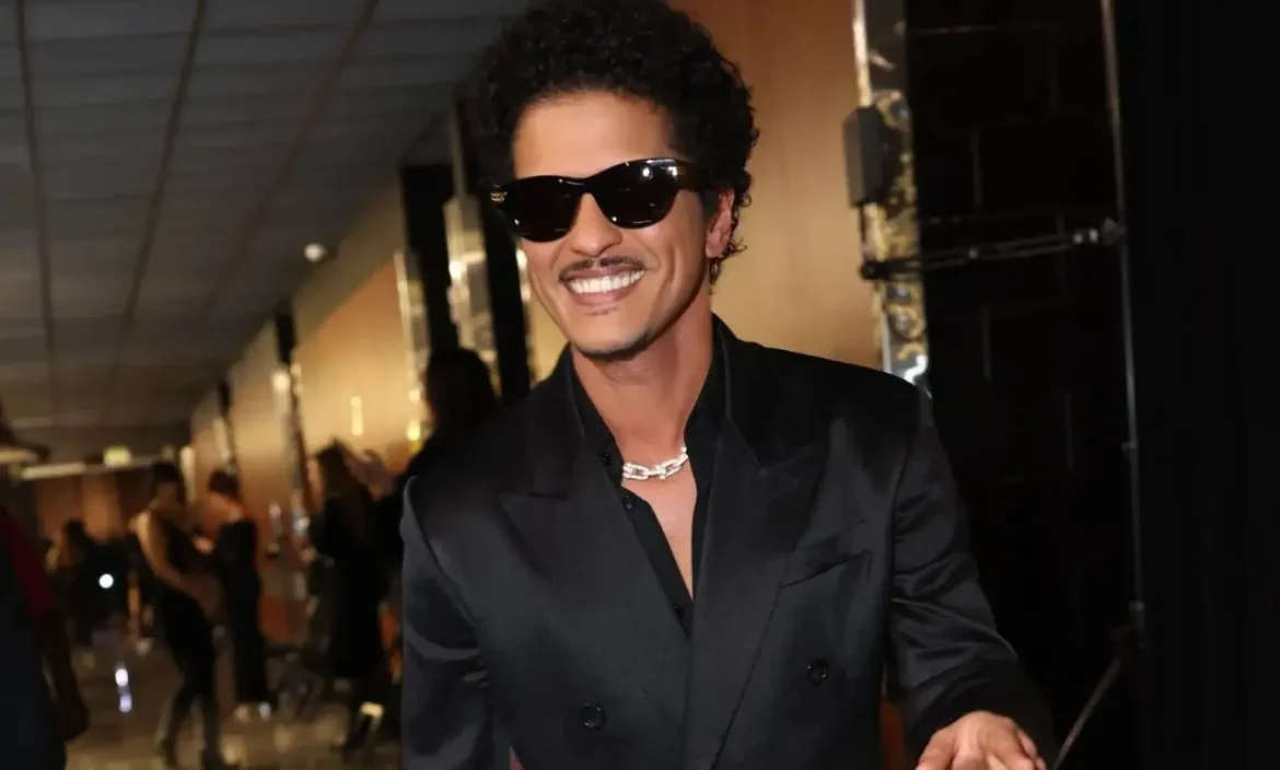 Bruno Mars regresa con “The Romantic”, su esperado nuevo álbum