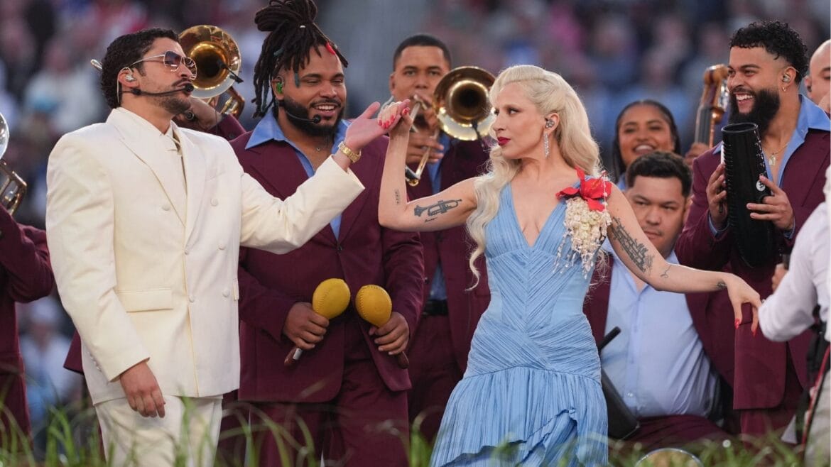 Bad Bunny y Lady Gaga actúan durante el medio tiempo del partido de fútbol americano Super Bowl 60 de la NFL entre los New England Patriots y los Seattle Seahawks.