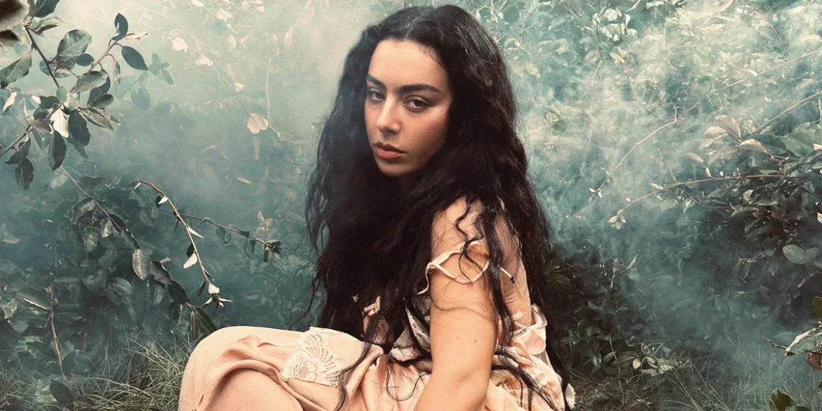Charli XCX lanza "Wuthering Heights", su álbum más gótico como banda sonora oficial
