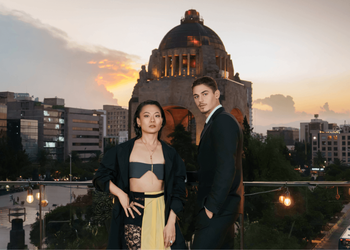 Hero Fiennes-Tiffin y Zine Tseng presentan “El Joven Sherlock” en Ciudad de México antes de su estreno en Prime Video