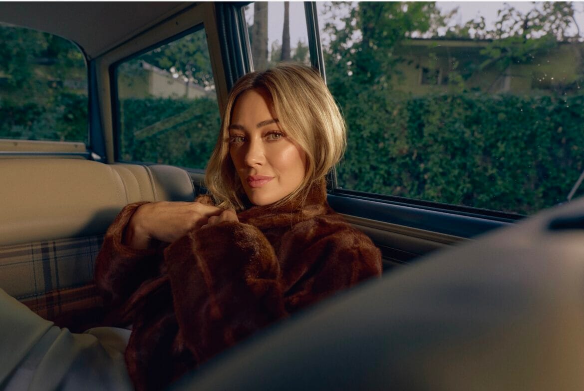 Hilary Duff estrena video oficial de “Weather For Tennis” y marca el inicio visual de su nuevo álbum luck… or something