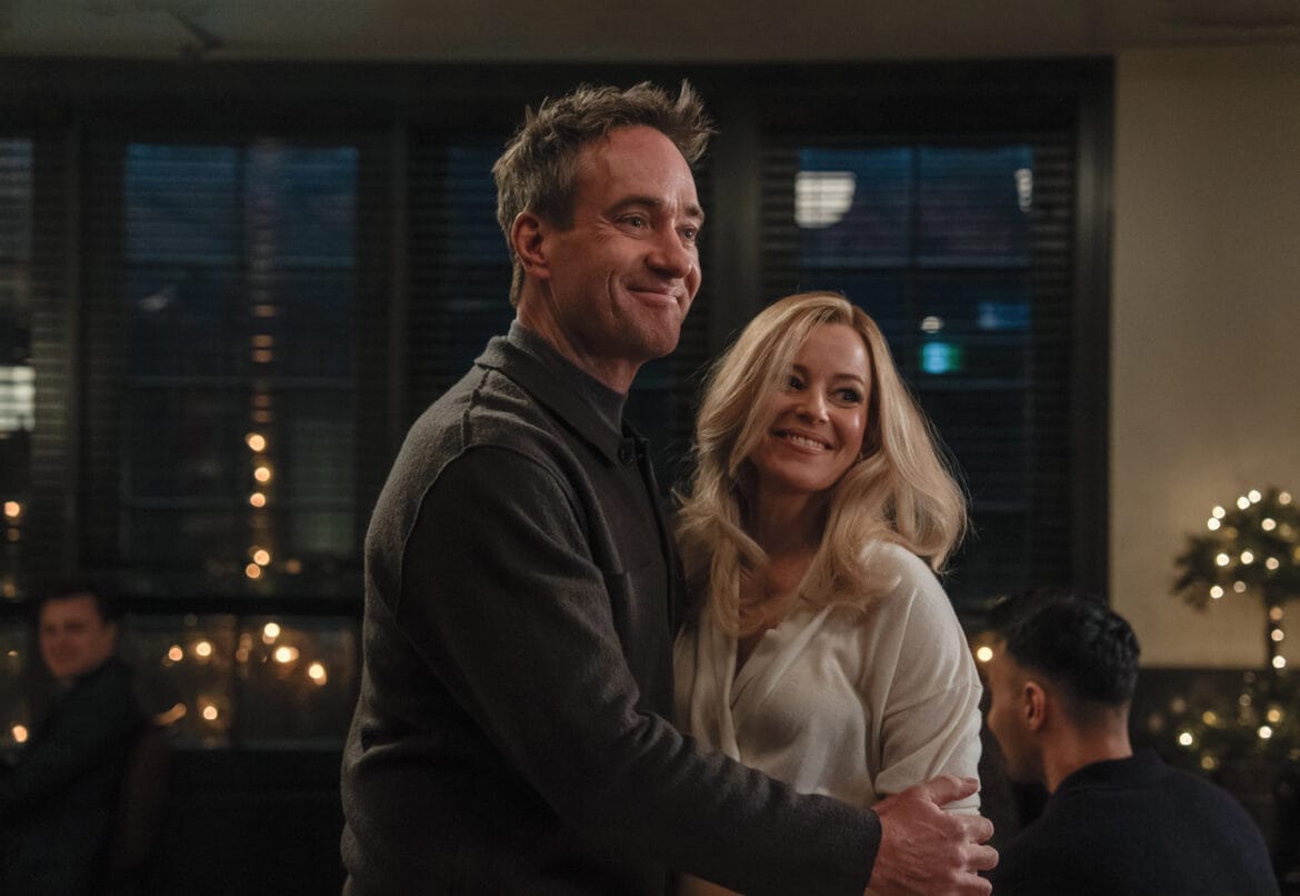The Miniature Wife lanza tráiler oficial: Elizabeth Banks y Matthew Macfadyen protagonizan una sátira matrimonial con giro sci-fi