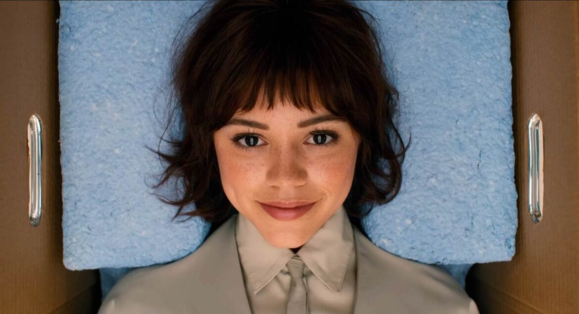 Jenna Ortega busca conmover en el primer tráiler de Klara y el Sol, la nueva película de Taika Waititi