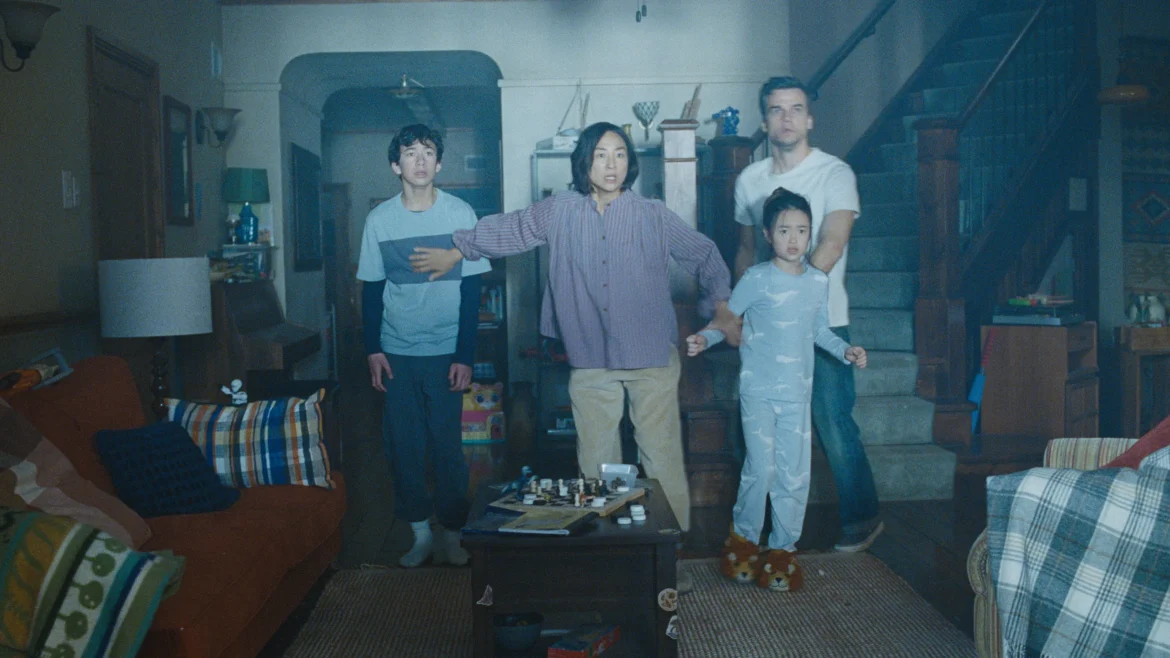 La Última Casa: Wagner Moura y Greta Lee atrapados sin explicación en el thriller de ciencia ficción más inquietante del verano