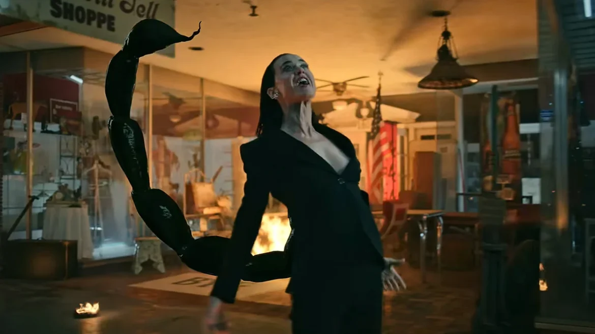 Katy Perry renace entre fuego y caos en el videoclip de Watch It Burn