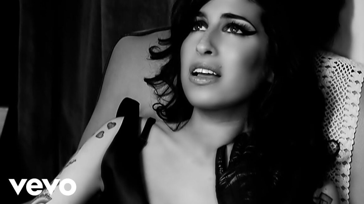 Amy Winehouse en el video de Back to Black, álbum que cumple 20 años
