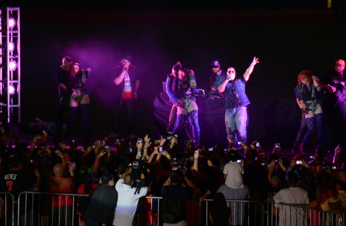 Daddy Yankee cantando en concierto, artista del nuevo disco La Postal
