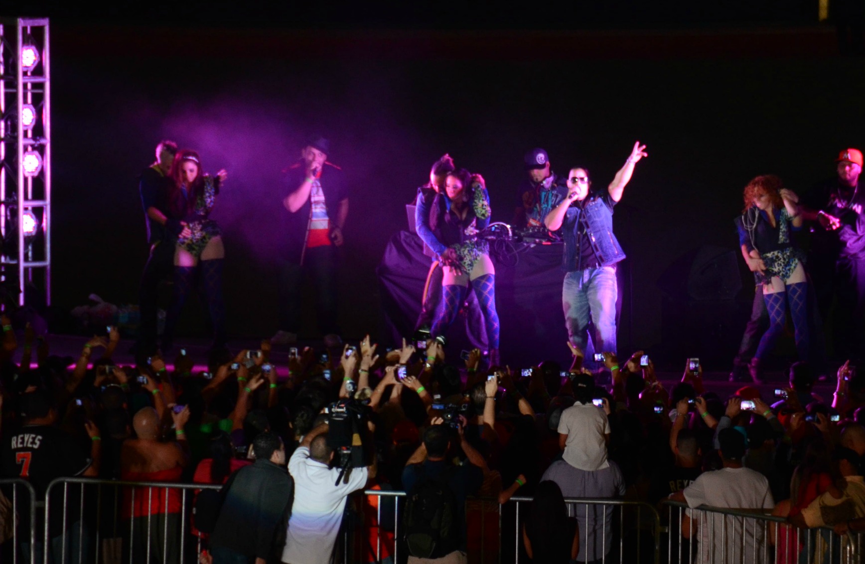 Daddy Yankee cantando en concierto, artista del nuevo disco La Postal