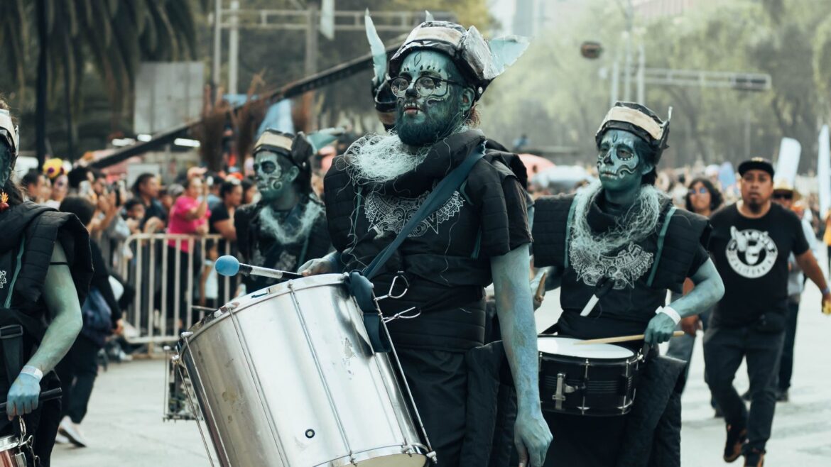 Tamborileros con disfraces de calavera en el desfile de Día de Muertos en CDMX