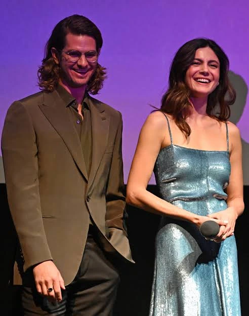 andrew garfield y mónica barbaro