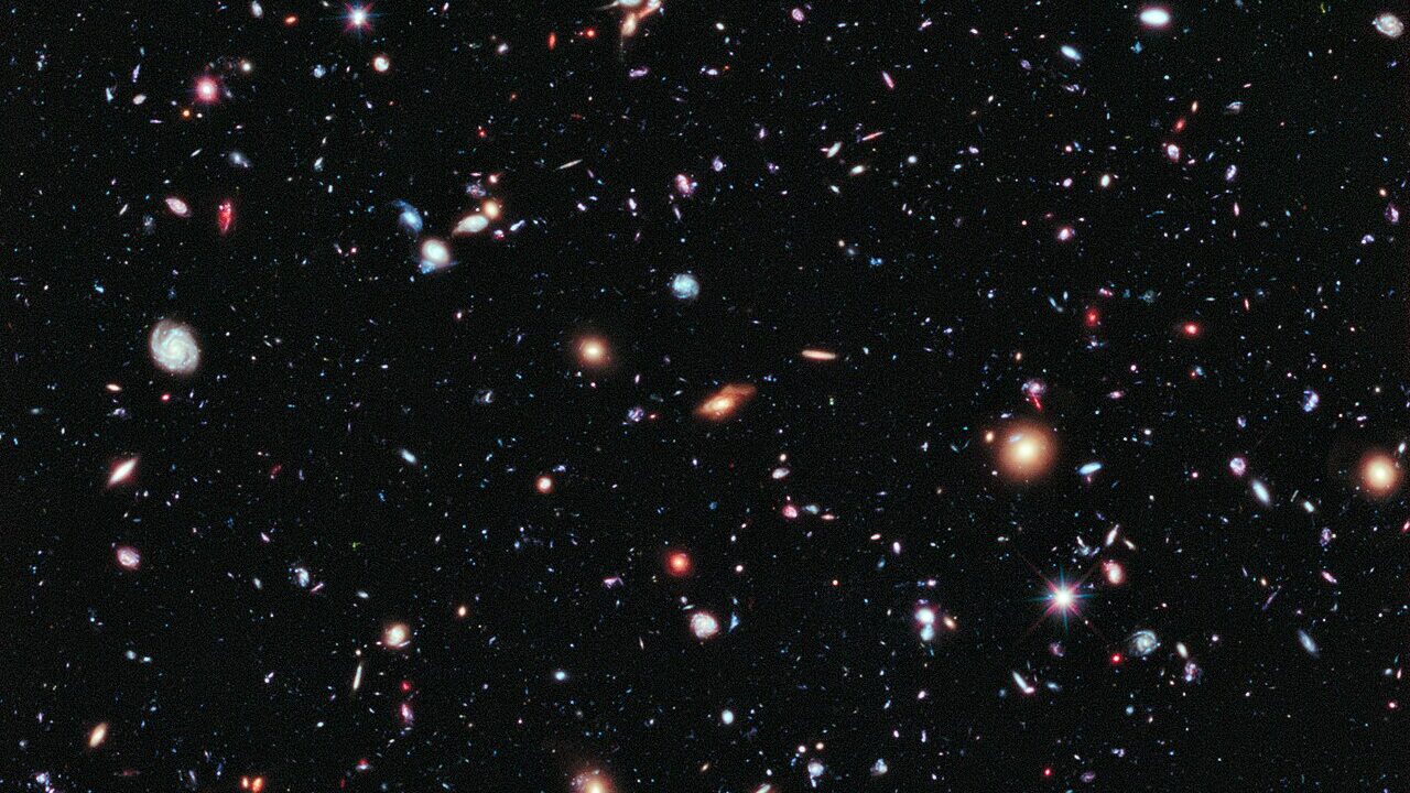 Campo profundo de galaxias captado por el telescopio Hubble, en homenaje a Patrick Stewart, el capitán Picard de Star Trek